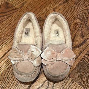 authentic UGG slippers tan size 5